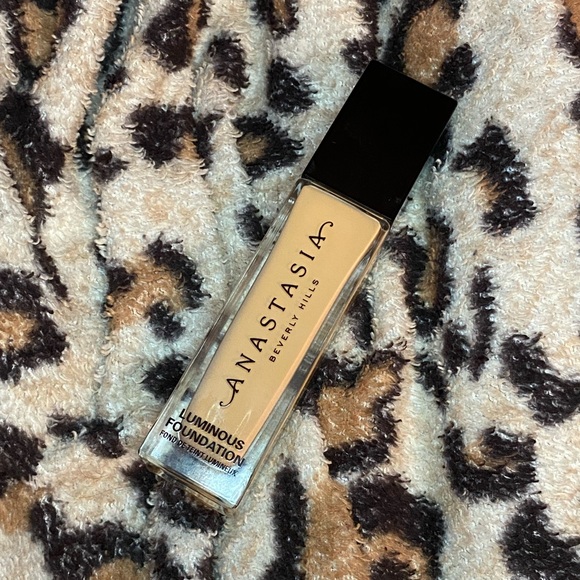 Anastasia Beverly Hills Other - Anastasia Luminous Foundation- 335W